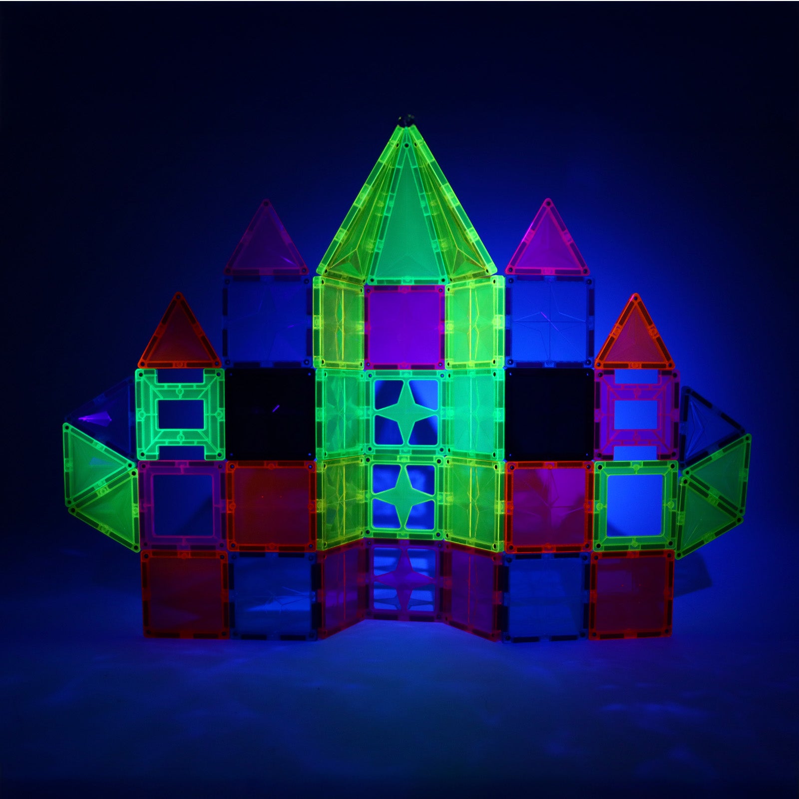 Magna-Tiles Glow In The Dark Set: 16 Pezzi Magnetici Luminescenti Con Luce LED Inclusa – Gioco Educativo 3+