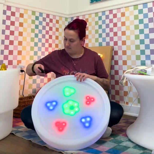 We are so lucky to have this Light Tray in studio!